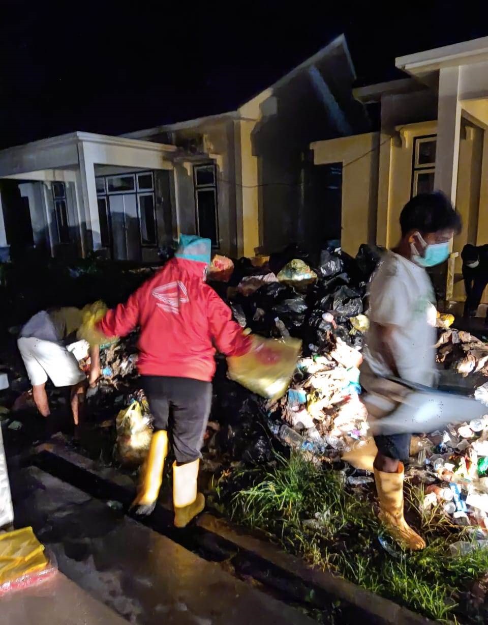 Dirut RSUD Weda Bersama Pasukan Turun Tangan Bersihkan Sampah di Depan Paviliun RSUD