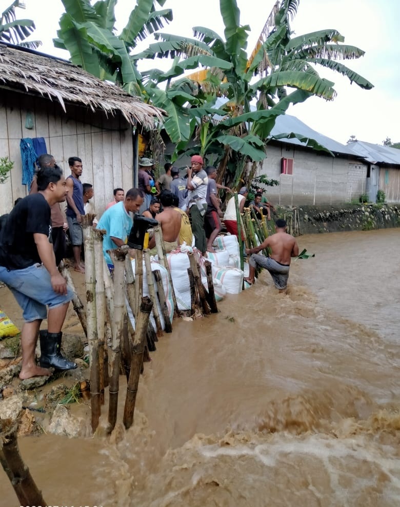 Warga Fukweu Gotong Royong Buat Penangkal Banjir Darurat
