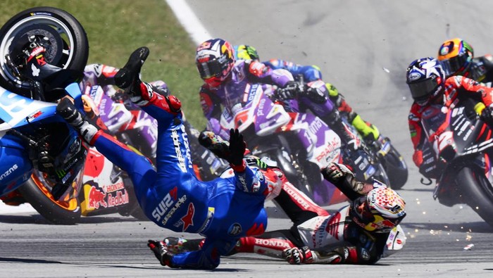 Paruh musim MotoGP 2022 diwarnai banyak crash di lintasan. (Foto: Corbis via Getty Images/Joan Cros Garcia - Corbis)