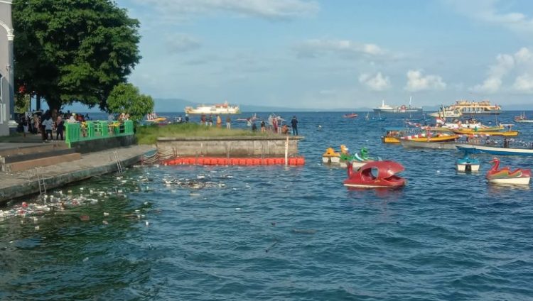 Pemandangan sampah di laut seputaran lokasi Festival Kora-Kora,