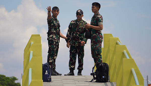 Personil TNI AL saat survei lokasi terjun payung