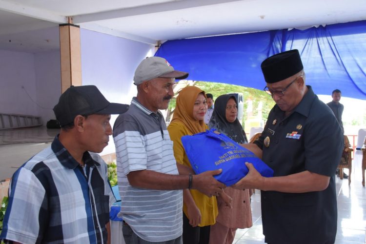 Peserta Latihan bela Negara saat menerima bingkisan yang diserahkan wali kota