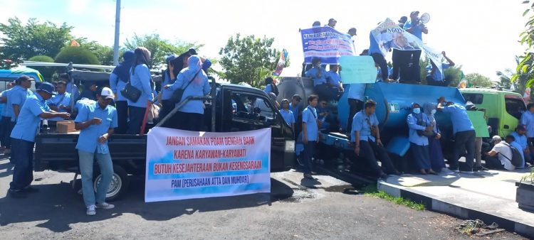 Aksi demo kedua yang dilakukan karyawan Perumda Ake Gaale di depan kantor walikota