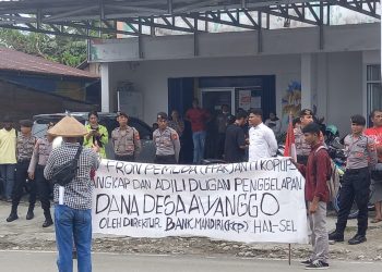 Terkait Pencairan DD, FPAK Gelar Aksi Demo Depan Bank Mandiri Cabang Labuha