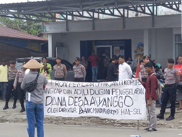 FPAK Gelar Aksi Demo Depan Bank Mandiri Cabang Labuha