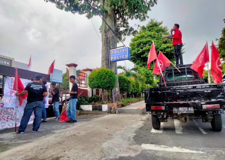 Masa aksi GPM Malut di depan Mapolda (Foto : Haerudin)