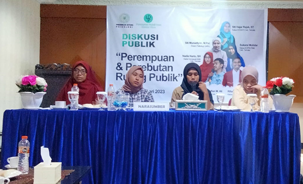 Pemateri diskusi publik tentang perempuan dan perebutan ruang publik. Siti Munadiyah pojok kanan.