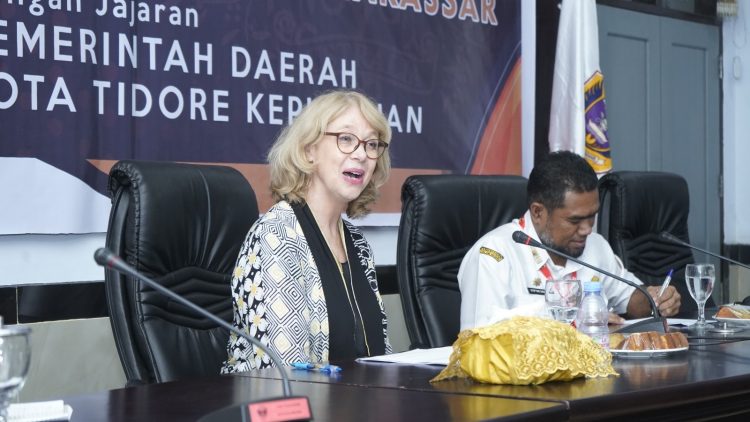 Asisten Sekda Bidang Pemerintahan dan Kesejahteraan Rakyat Syofyan Saraha membacakan sambutan Walikota Tidore Kepulauan pada Kunjungan Kerja dan Tatap Muka Konsulat Jenderal Australia di Makassar dengan Jajaran