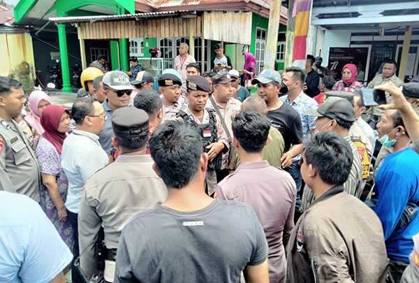 Warga menolak keterwakilan Pengadilan Negeri (PN) Ternate, yang turun ke lokasi untuk melakukan pendataan berdasarkan surat eksekusi yang masuk di PN