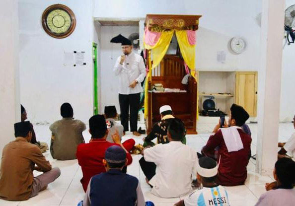 Hasan Ali Bassam Kasuba Saat Menyampaikan Tausiyah Saat Safari Ramadhan di Masjid Al Kautsar Desa Jiko