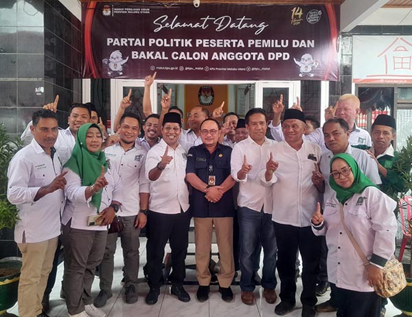 Foto Bersama UIsai Mendaftar ke KPU Malut