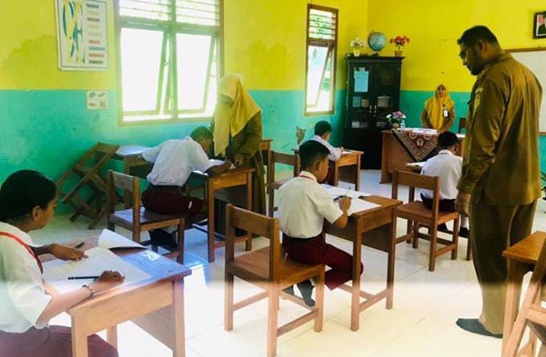 Wakil Bupati Halmahera Selatan, Hasan Ali Bassam Kasuba Saat Memantau Langsung Jalannya Ujian Sekolah, di Salah Satu SD