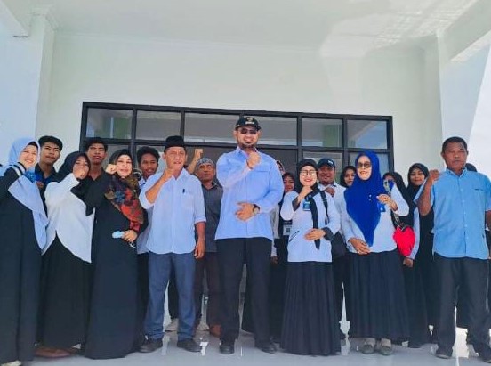 Wakil Bupati Halmahera Selatan Hasan Ali Bassam Kasuba foto bersama dengan Pegawai Kecamatan