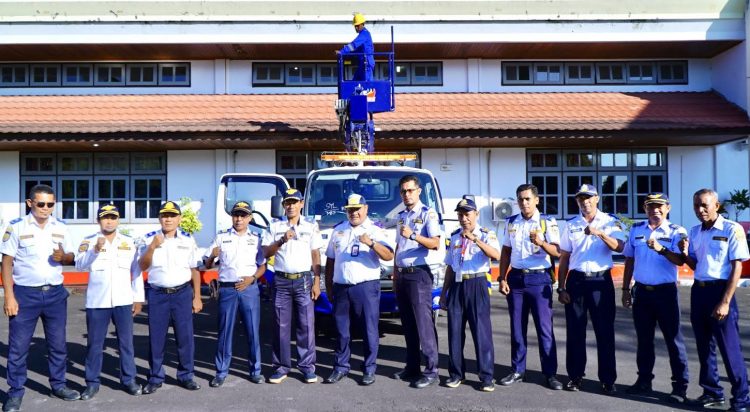 Wali Kota Tidore Kepulauan Serahkan Satu Unit Mobil Crane Skylift ke Dishub