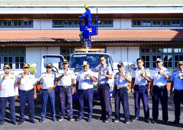 Wali Kota Tidore Kepulauan Serahkan Satu Unit Mobil Crane Skylift ke Dishub