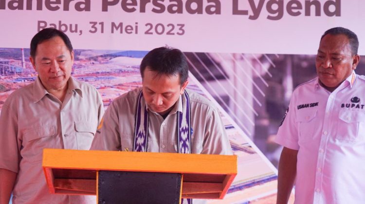 Deputi Bidang Koordinas Investasi dan Pertambangan Kemenko Marves, Septian Hario Seto tengah, Lim Gunawan, Harianto dan Bupati halmahera Selatan usman Sidik saat Menandatangani prasasti peresmian oprasi pabrik Nikel Sulfat