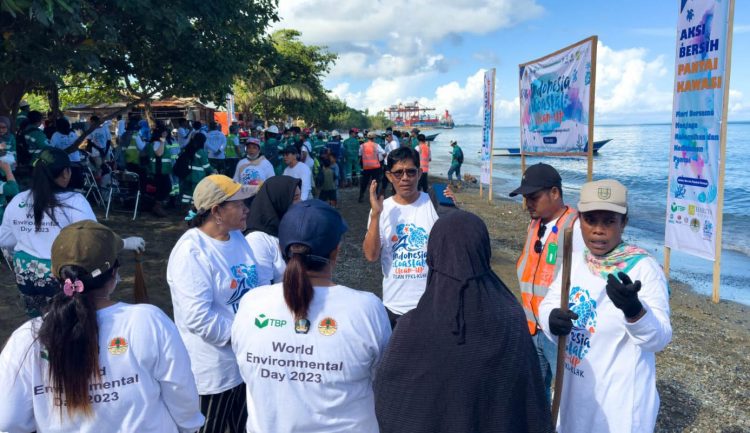 Peringati Hari Lingkungan Hidup Harita Nikel Dukung Program Bersih-Bersih Pantai Kawasi Pulau Obi