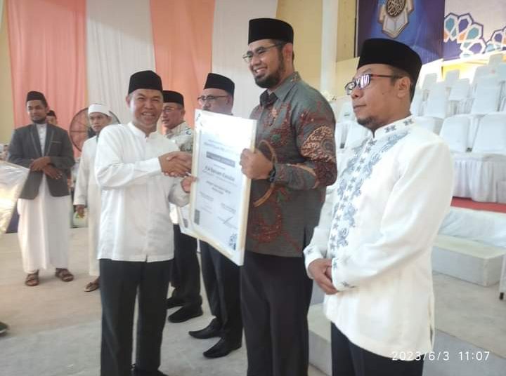 Wakil Bupati Halmahera Selatan Mendapat Penghargaan Sebagai Tokoh Peduli Alquran
