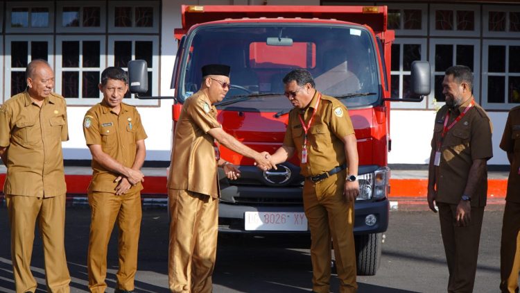 Dinas Lingkungan Hidup Terima Mobil Dump Truck Sampah