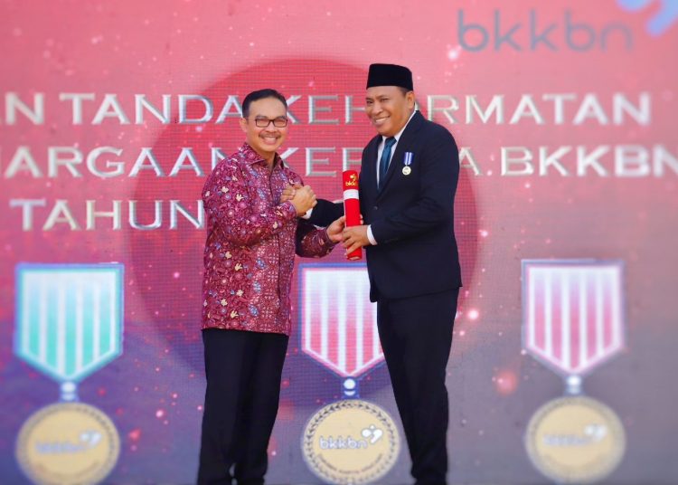 Bupati Halsel Usman Sidik dan Hj Eka Dahliani Abusama Raih Penghargaan