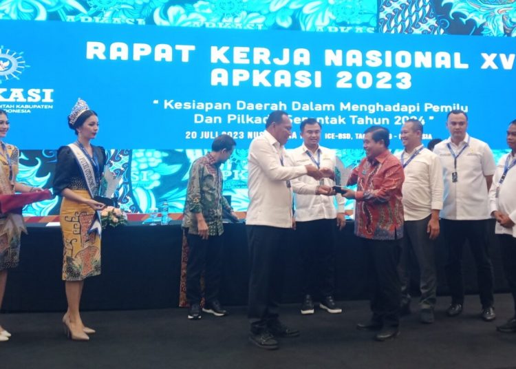 Wakili APKASI Indonesia, Bupati Usman Sidik Berikan Penghargaan Cinderamata Kepada Sekjen Kemendagri