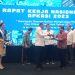 Wakili APKASI Indonesia, Bupati Usman Sidik Berikan Penghargaan Cinderamata Kepada Sekjen Kemendagri
