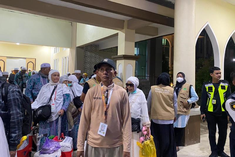 Jemaah Haji Kloter 10 TibaDisambut Wagub Malut