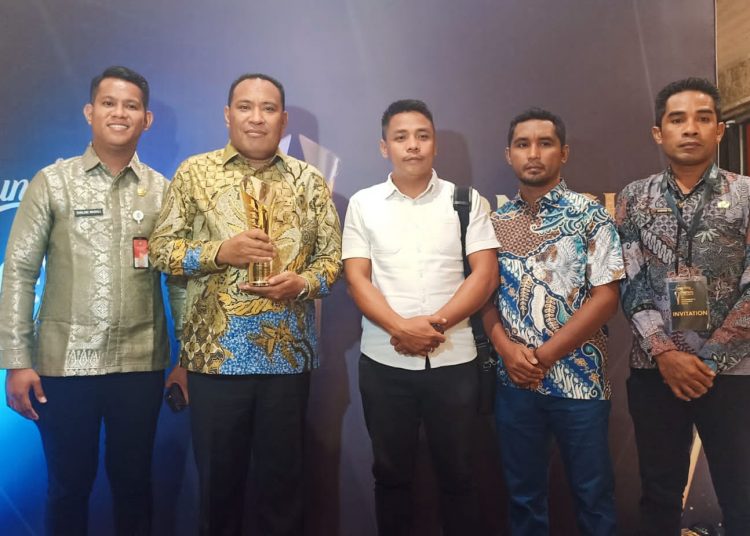 Bupati Usman Raih Penghargaan di Indonesia Awards 2023