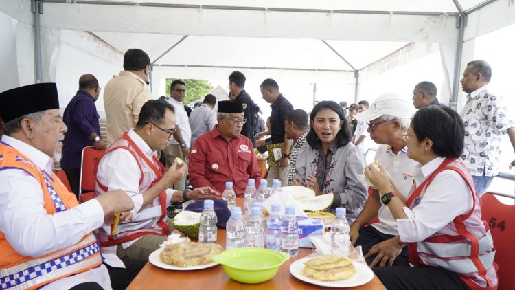 Menhub RI Nikmati Suasana Tidore dengan Durian Sirongo Folaraha