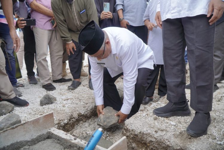 Peletakan Batu Pertama Pembangunan Masjid Ponpes Hidayatullah oleh Wali Kota dan wawali Kota Tidore