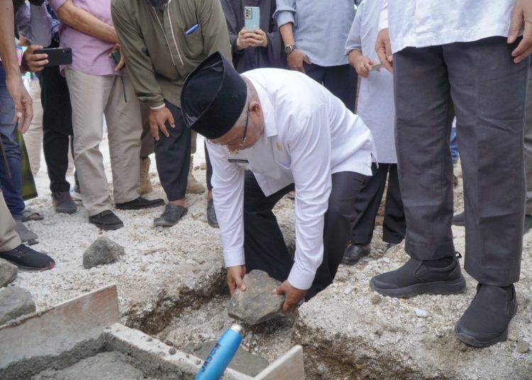 Peletakan Batu Pertama Pembangunan Masjid Ponpes Hidayatullah oleh Wali Kota dan wawali Kota Tidore