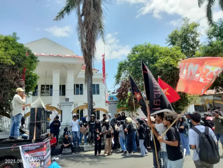 Desak Pemerintah Cabut Izin Tambang