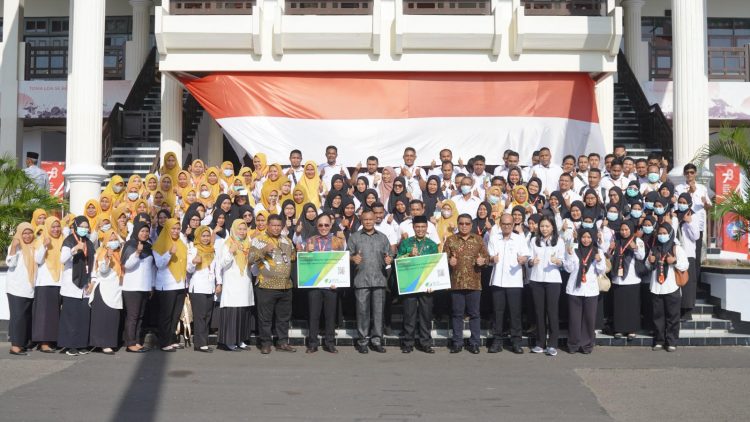 Wawali Kota Tikep Serahkan 401 Kartu Jaminan Sosial Ketenagakerjaan