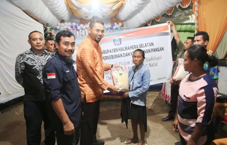 Bupati Halsel Bersama Kadis Pertanian Menyerahkan Paket Bingkisan Natal kepada Warga Nasrani di Gane