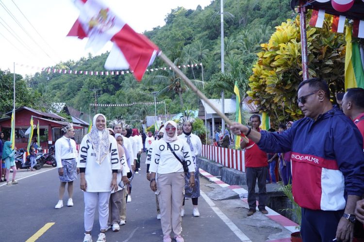 Wawali Lepas Peserta Jalan Poco-Poco Rayakan HUT Kelurahan Rum