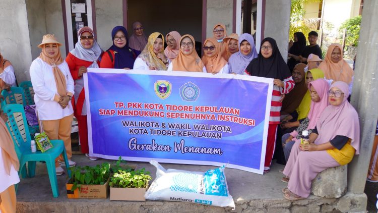 Gerakan Menanam, DWP Tidore Bagikan Bibit Cabe