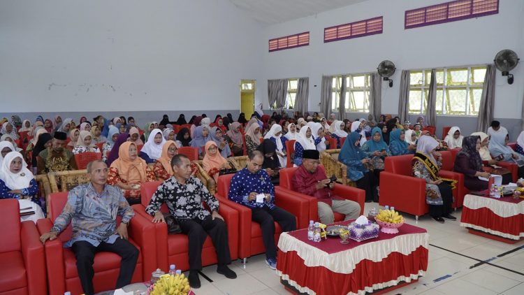 Staf Ahli Buka Seminar Pendidikan dalamStaf Ahli Buka Seminar Pendidikan dalam Rangka Hari Guru Rangka Hari Guru