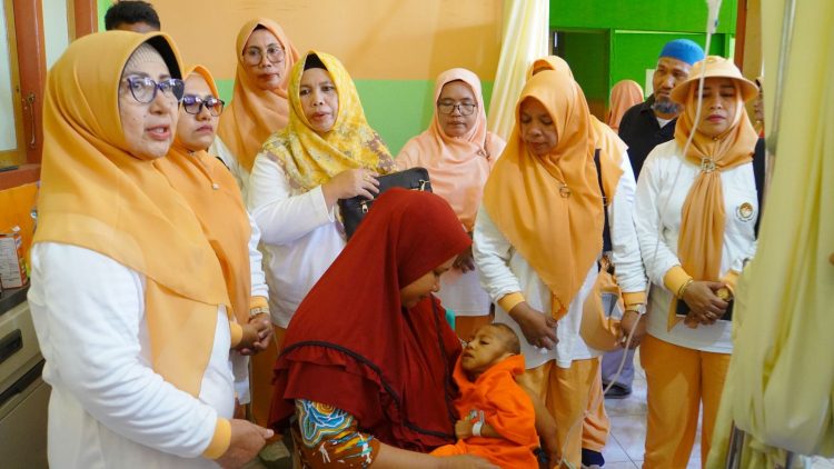 Tim Pengerak PKK Kota Tikep Berikan Bantuan kepada Anak Terdampak Gizi Buruk