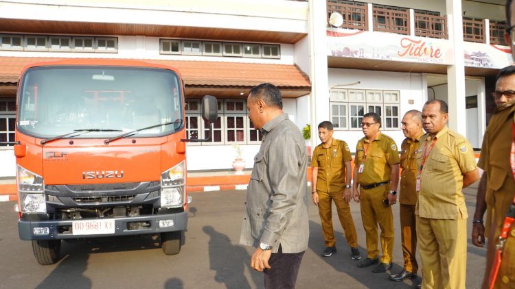 DLH Serahkan 1 Unit Kompactor Truck