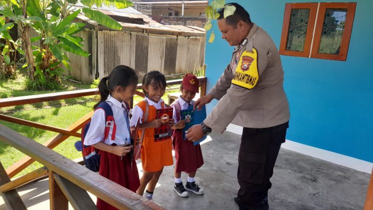 Bhabinkamtibmas Polsek Tobelo Bagikan Buku dan Alat Tulis