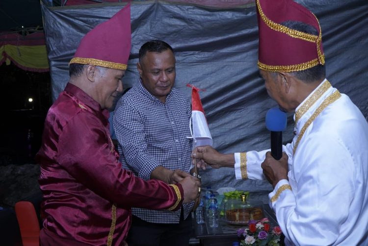 Merawat adat dan tradisi dengan baik akan membawa pengaruh positif bagi kehidupan sehari hari. Hal itu disampaikan Wakil Walikota Tidore Kepulauan Muhammad Sinen saat menghadiri acara adat Tulude 2024, di Desa Galala, Rabu (31/1/2024) malam.