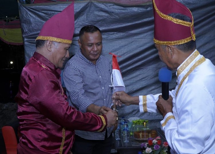 Merawat adat dan tradisi dengan baik akan membawa pengaruh positif bagi kehidupan sehari hari. Hal itu disampaikan Wakil Walikota Tidore Kepulauan Muhammad Sinen saat menghadiri acara adat Tulude 2024, di Desa Galala, Rabu (31/1/2024) malam.