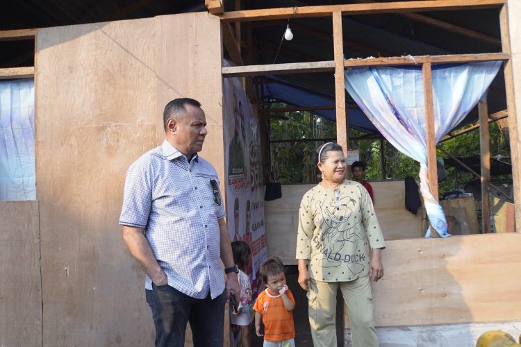 Wakil Wali Kota Kasih Hadiah Perbaikan Rumah Satu Warga Akekolano