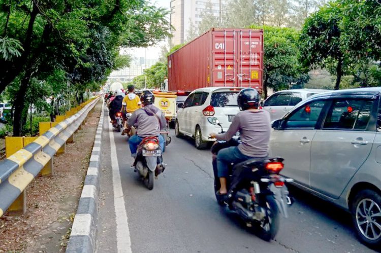 Kemacetan lalu lintas menjadi rutinitas di kota-kota besar di Indonesia, termasuk Kota Jakarta yang berada di urutan ke-29 sebagai kota termacet di dunia