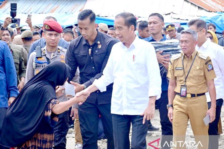 Presiden Joko Widodo didampingi ibu Iriana Jokowi bertemu pedagang dan warga saat mengunjungi Pasar Sentra Palakka, Kabupaten Bone, Sulsel