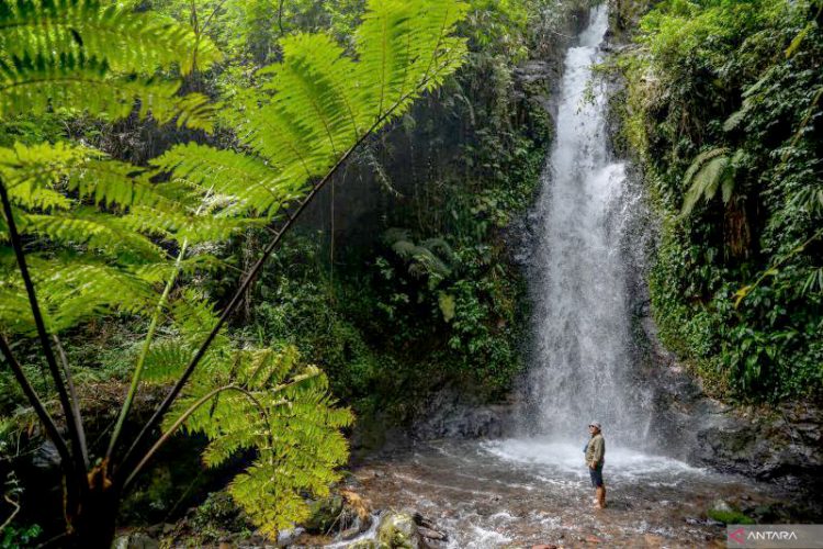 Wisatawan bermain air di kawasan wisata Air Terjun Mandala, Ciater, Kabupaten Subang, Jawa Barat