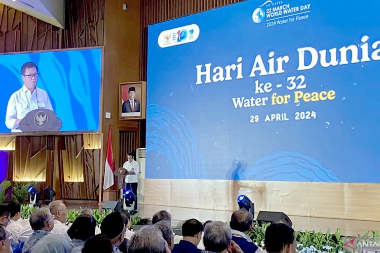 Direktur Jenderal Sumber Daya Air Kementerian PUPR, Bob Arthur Lombogia, menyampaikan paparannya dalam puncak peringatan Hari Air Dunia ke-32