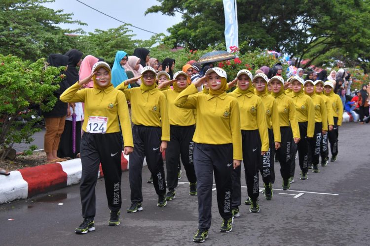 Gerak Jalan Tingkat Umum Berlangsung Meriah