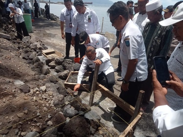 Wali Kota Ternate Tauhid Soleman Meletakan Batu Pertama Pembangunan Lapak UMKM Jambula