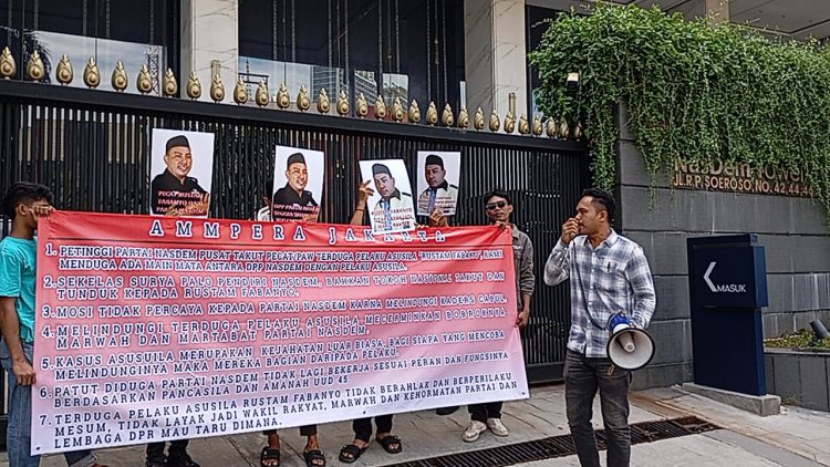 Aliansi Mahasiswa Malut Peduli Rakyat (AMPERA) menggelar aksi unjuk rasa di depan kantor DPP Partai Nasdem terkait kasus asusila Oknum Anggota DPRD Halbar